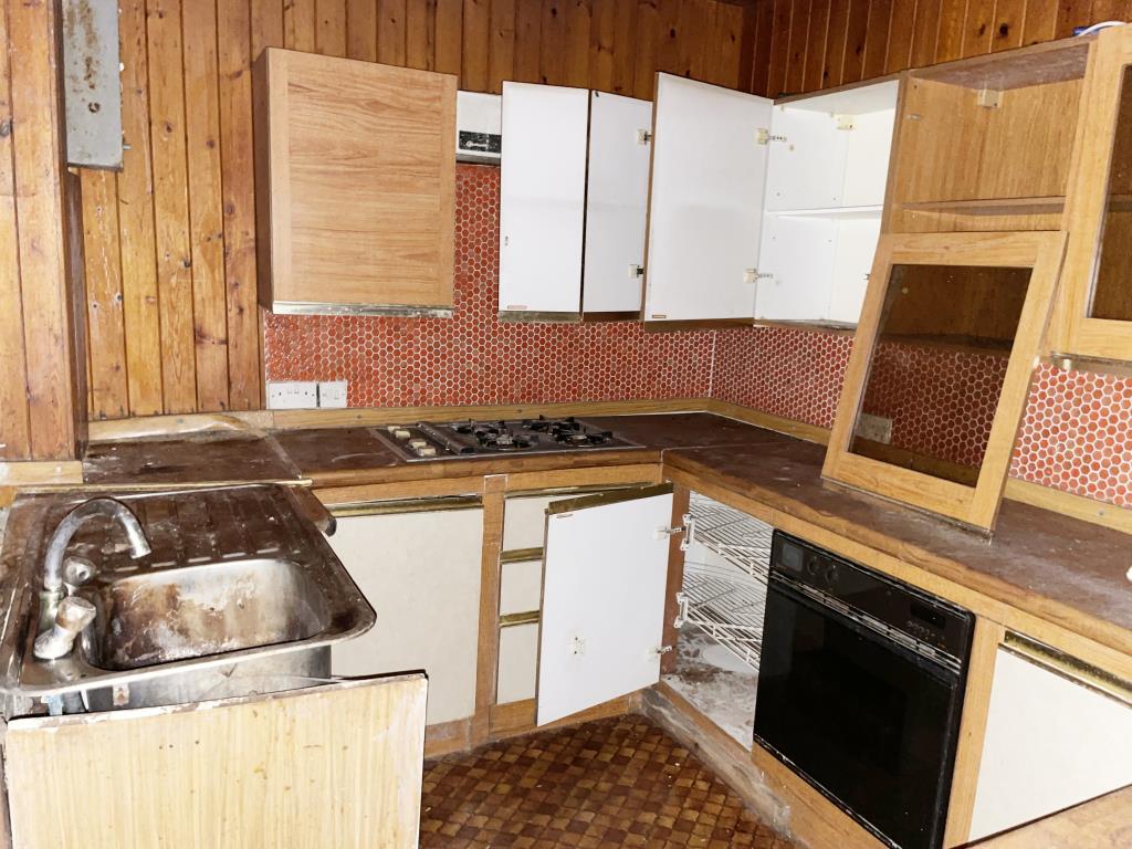 Lot: 96 - DETACHED HOUSE REQUIRING COMPLETE REFURBISHMENT -